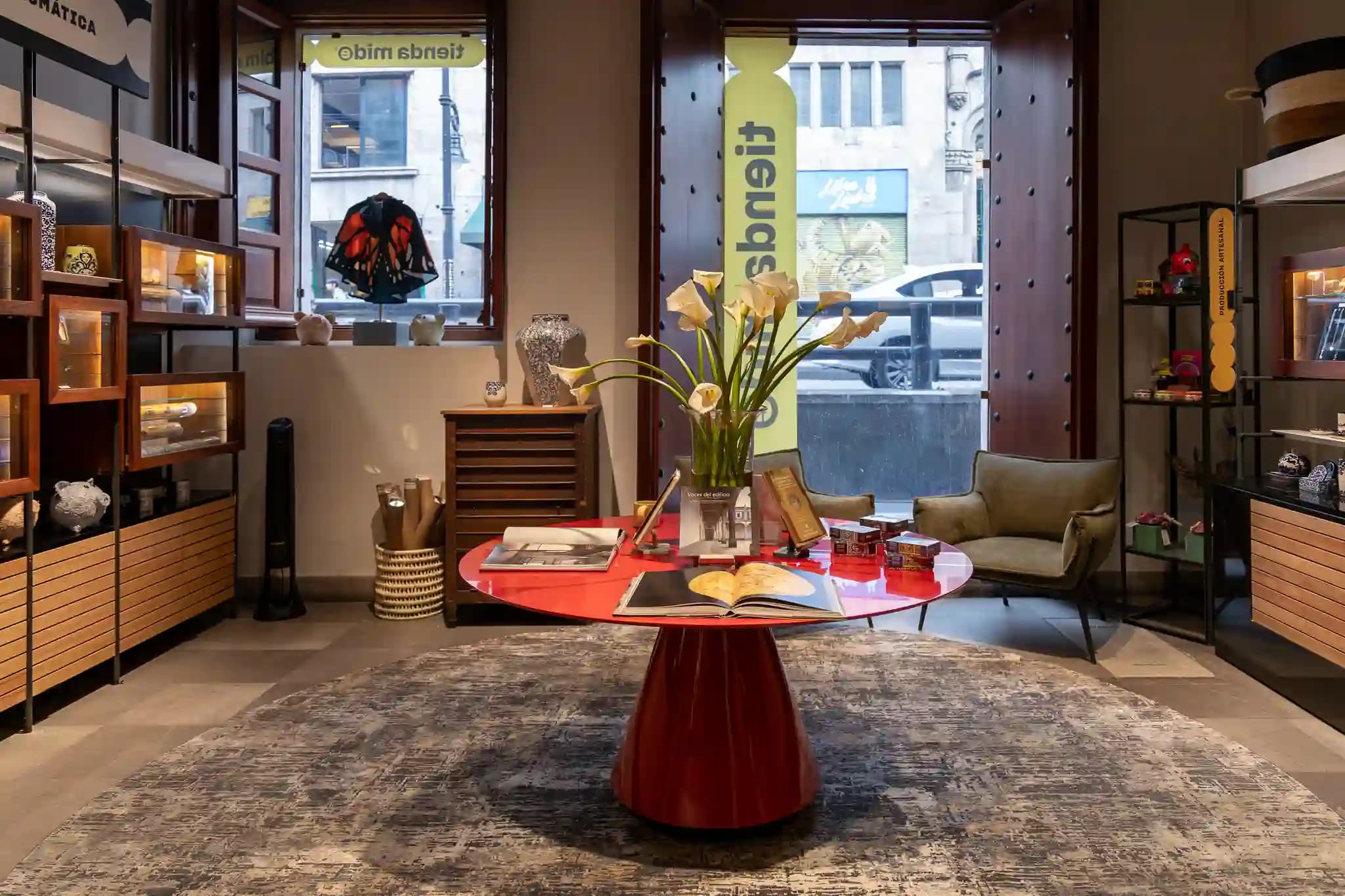 Interior de la Tienda MIDE con libros, juegos y objetos en exhibición.