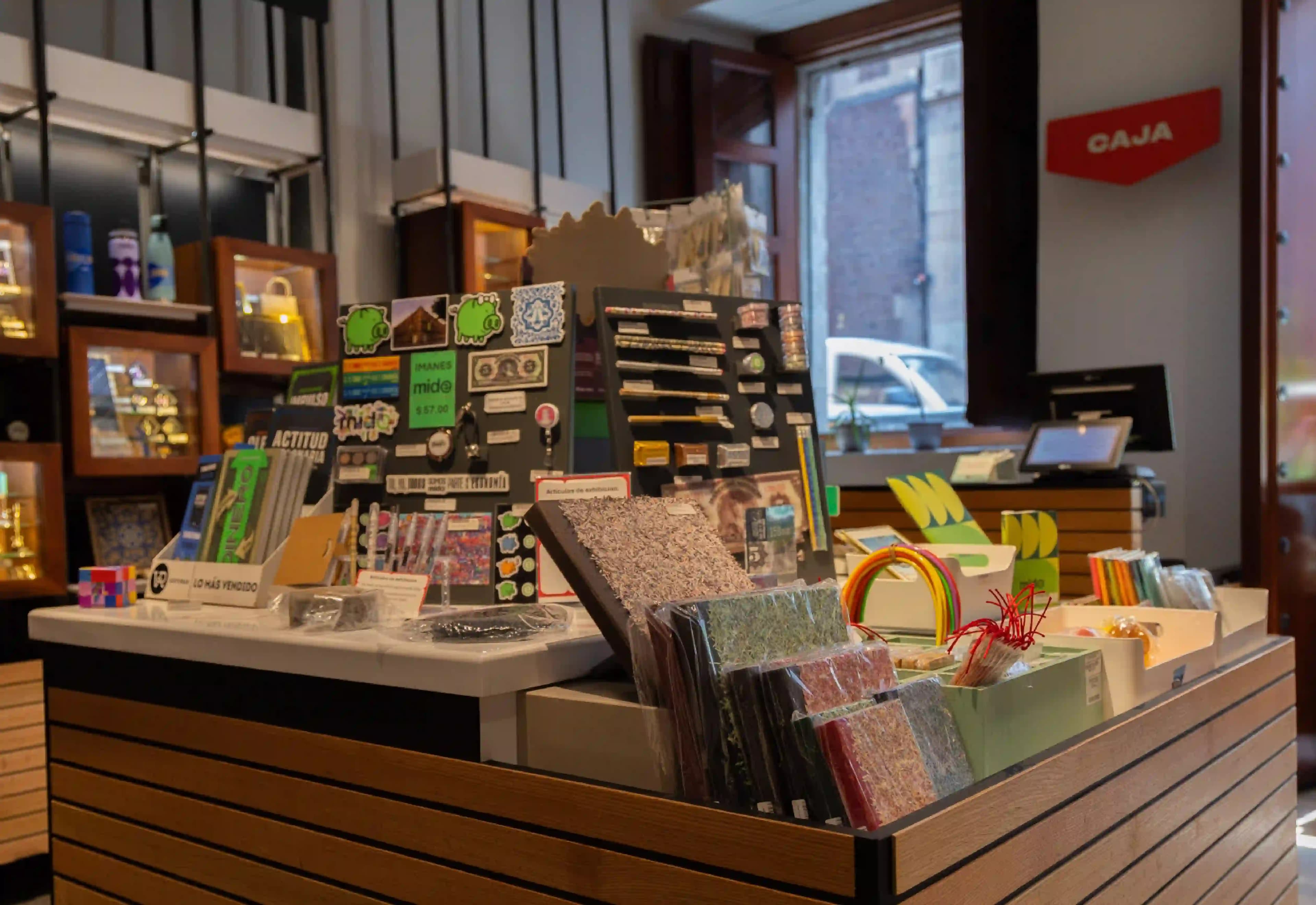 Interior de la Tienda MIDE con libros, juegos y objetos en exhibición.