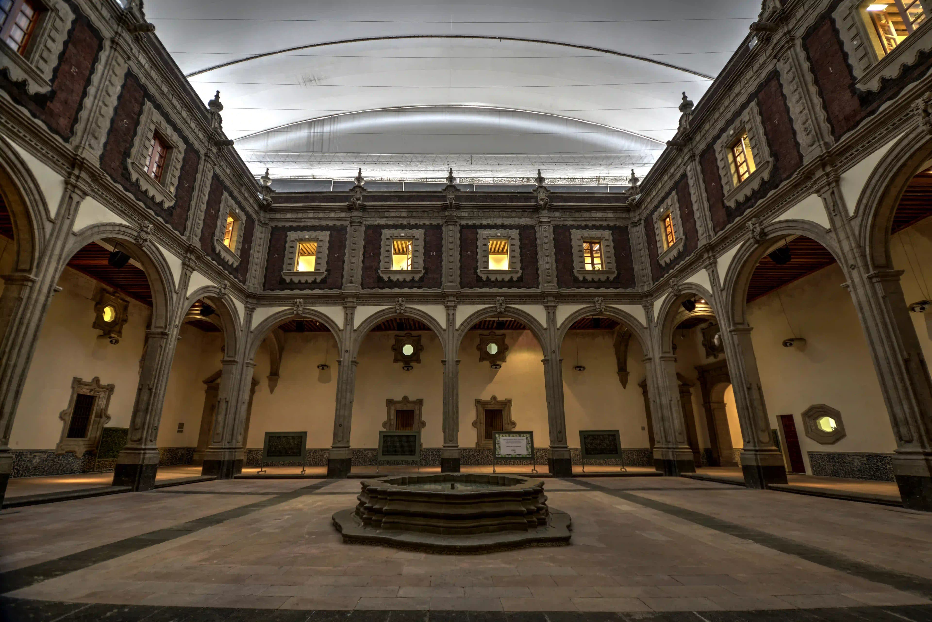 Patio principal del museo Interacativo de Economía - MIDE